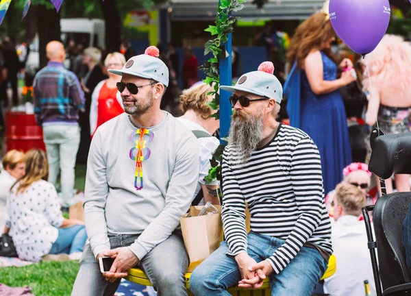 Zwei Männer in lustigen Mützen auf Helsinki Pride Festival in kaivopuisto — Stockfoto