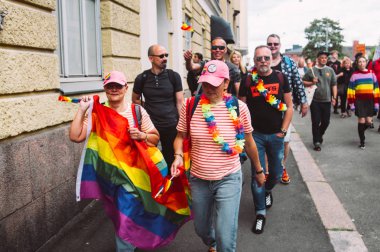 Helsinki Pride festivalinde sokakta insanlar