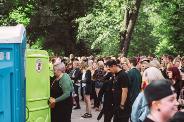 Helsinki Pride festivalinde su dolaplarına büyük kuyruk