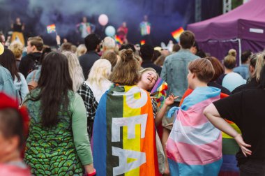 Kaivopuisto Helsinki Pride festivalinde dans eden gençler 
