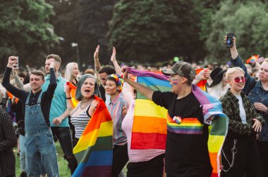 Kaivopuisto Helsinki Pride festivalinde dans eden gençler