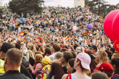 Helsinki Pride festivalinde sahneyakınında gençler 