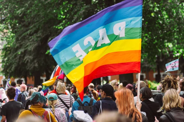 Люди с радужным флагом на улице на фестивале Helsinki Pride — стоковое фото