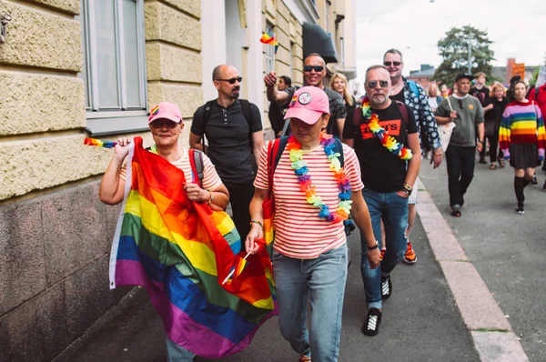 Folk på gatan på Helsingfors Pridefestival — Stockfoto