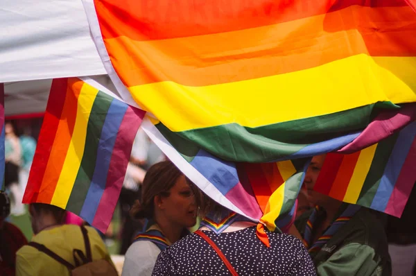 Много радужных флагов на фестивале Helsinki Pride в Кайвопуисто — стоковое фото