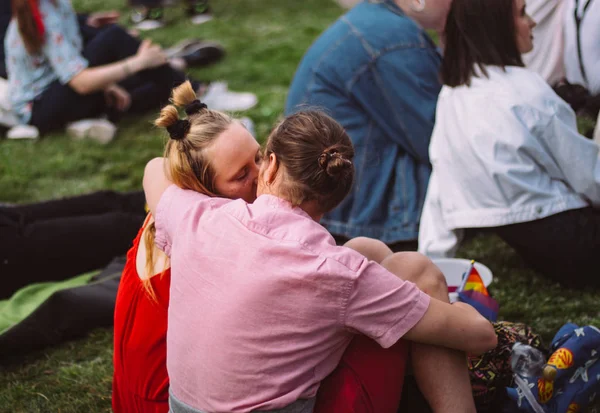 Kaivopuisto Helsinki Pride festivalinde öpüşen iki kız — Stok fotoğraf