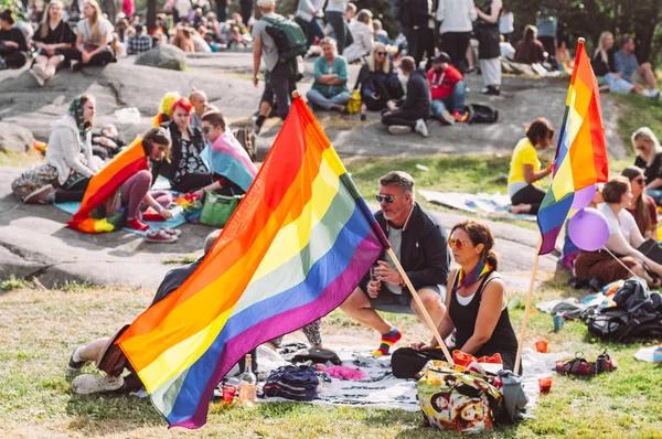 Menschen mit großen Fahnen bei Picknick auf Helsinki Pride Festival — Stockfoto