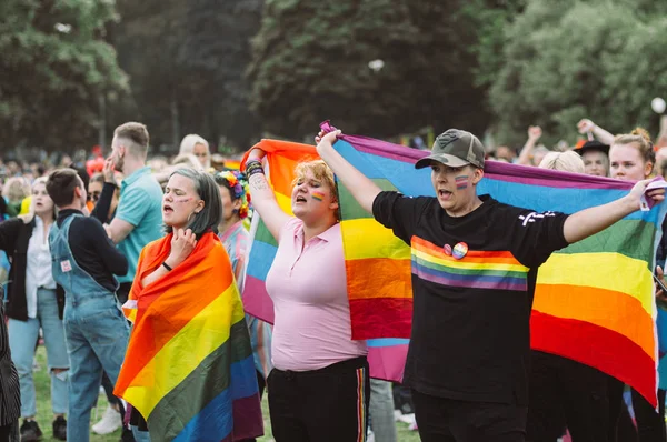 Dansande ungdomar på Helsingfors Pridefestival i Brunnsparken — Stockfoto