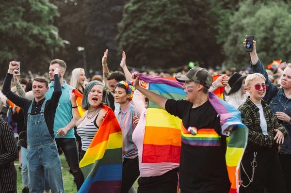 Танцующая молодежь на фестивале Helsinki Pride в Кайвопуисто — стоковое фото
