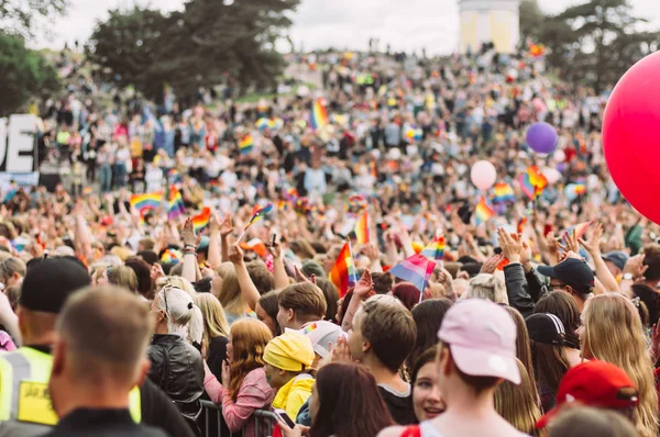 Unga människor nära scenen på Helsingfors Pridefestival — Stockfoto