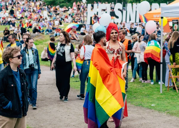 Teilnehmer mit Regenbogenfahne beim Helsinki Pride Festival — Stockfoto