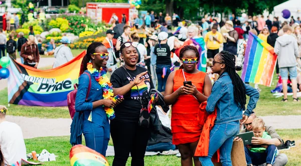 Gruppe afroamerikanischer Mädchen auf Helsinki Pride Festival — Stockfoto