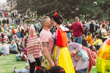 Snowhite kostümlü adam başka bir adamla dalga geçiyor. 