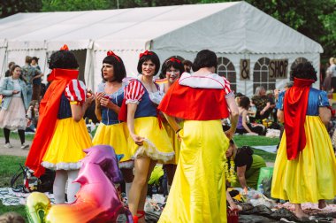 Helsinki Pride festivalinde Snowhite kostümlü bir grup adam 