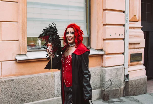 Participante burlesco con máscara y pelo rojo en Helsinki Pride — Foto de Stock