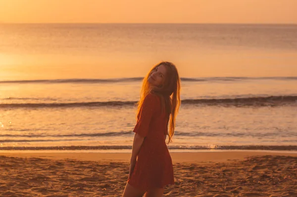 Молодая блондинка в красном платье остается на вечер — стоковое фото