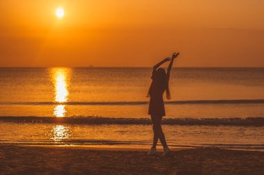 Akşam oturan kırmızı elbiseli genç gülümseyen sarışın kız