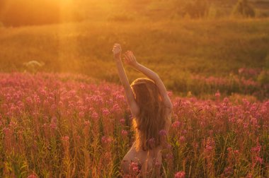 Çıplak kadın ellerini kaldırmış Sally 'nin arasında arkada bekliyor.