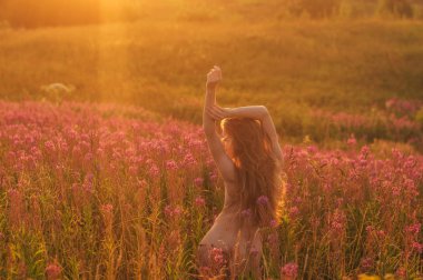 Çıplak kadın ellerini kaldırmış Sally 'nin arasında arkada bekliyor.