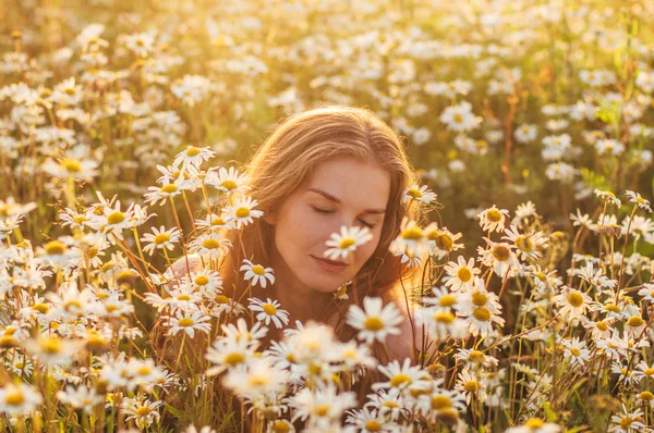 Retrato de una guapa rubia con los ojos cerrados sentada en chamo — Foto de Stock