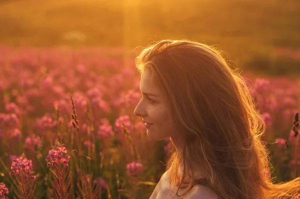 Портрет девушки, живущей среди цветущего поля Салли — стоковое фото