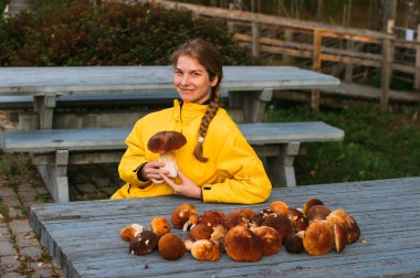 Masada mantar seven kız.