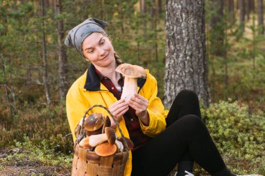 Porcini mantarı boyutunda merak eden bir kız. 
