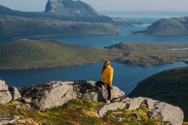 Sarı ceketli kız dağlarda kalıyor ve fiyort arıyor.