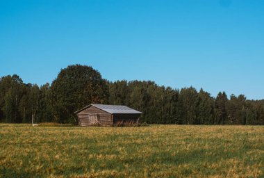 İsveç 'te yolun kenarındaki ıssız ahır. 