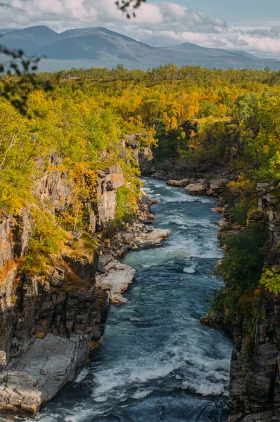 Hermosa vista al río en el parque nacional Abisko — Foto de Stock