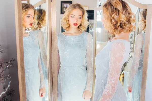 Klasik Makyajlı Saç Stili Güzel Sarışın Kız Üçlü Aynanın Yanında — Stok fotoğraf
