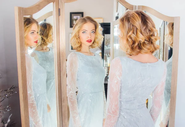 Beautiful Blond Girl Vintage Make Hairstyle Staying Triple Mirror Looking — Stock Photo, Image