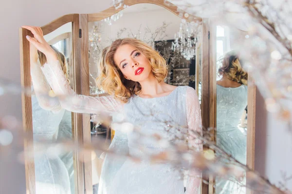 Klasik Makyajlı Saç Stili Güzel Sarışın Kız Üçlü Aynanın Yanında — Stok fotoğraf