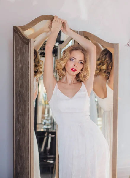 Beautiful Blond Girl Vintage Make Hairstyle Staying Mirror Looking Camera — Stock Photo, Image