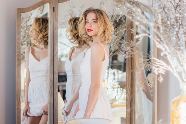 Mooi Blond Meisje Met Vintage Make Kapsel Verblijf Buurt Spiegel — Stockfoto