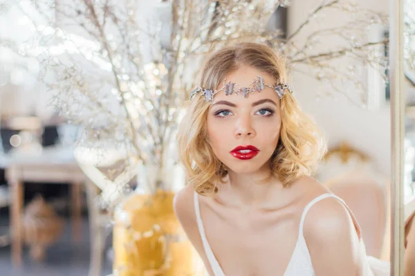 Bella Ragazza Bionda Con Trucco Vintage Acconciatura Rimanendo Con Gioielli — Foto Stock