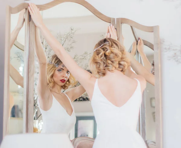 Kaliteli Makyaj Saç Stili Olan Güzel Sarışın Kız Aynanın Yanında — Stok fotoğraf