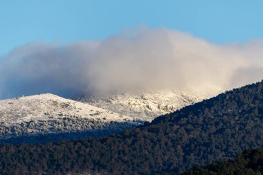 Şubat 2024 'te Madrid' deki Sierra de Guadarrama 'da Puerto de Cotos' un karlı manzaraları