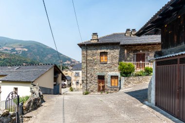 İspanya 'nın Asturias kentindeki Leitariegos Vadisi, Ağustos 2025 orman yangınlarının dumanıyla kirlenmiş.