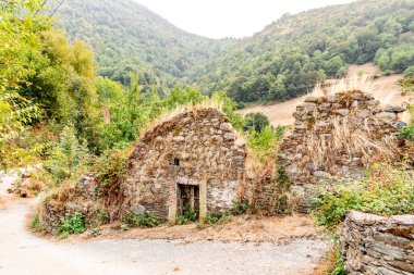 İspanya 'nın Asturias kentindeki Leitariegos Vadisi, Ağustos 2025 orman yangınlarının dumanıyla kirlenmiş.