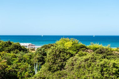Sancti Petri, Cadiz, İspanya 'daki La Barrosa plajına erişim sağlayan kum tepeleri.