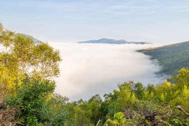 Leitariegos geçidi, Asturias 'ta, güneşli dağlarla kaplı sisle kaplıydı.