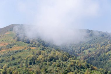 Leitariegos geçidi, Asturias 'ta, güneşli dağlarla kaplı sisle kaplıydı.