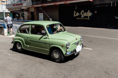 Madrid, İspanya, - 07 Mayıs 2023: 1960 'lardan kalma 600 numaralı klasik Koltuk Sergisi İspanya' nın Madrid sokaklarında sergilendi