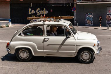 Madrid, İspanya, - 07 Mayıs 2023: 1960 'lardan kalma 600 numaralı klasik Koltuk Sergisi İspanya' nın Madrid sokaklarında sergilendi