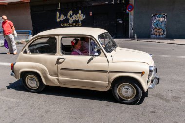Madrid, İspanya, - 07 Mayıs 2023: 1960 'lardan kalma 600 numaralı klasik Koltuk Sergisi İspanya' nın Madrid sokaklarında sergilendi