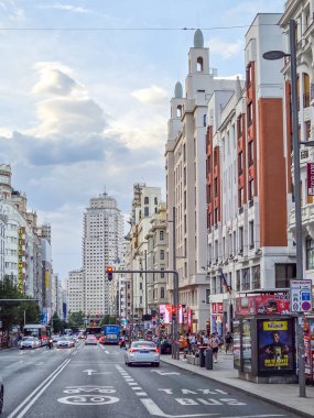 Madrid, İspanya, - 19 Eylül 2025: Gran Via adındaki şehir merkezi caddesi Madrid, İspanya 'da gezinen insanlarla dolu