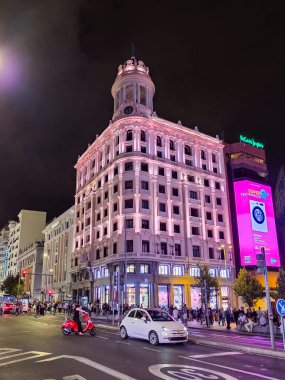 Madrid, İspanya, - 19 Eylül 2025: Gran Via adındaki şehir merkezi caddesi Madrid, İspanya 'da gezinen insanlarla dolu
