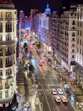 Madrid, İspanya, - 19 Eylül 2025: Gran Via adındaki şehir merkezi caddesi Madrid, İspanya 'da gezinen insanlarla dolu