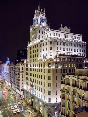 Madrid, İspanya, - 19 Eylül 2025: Gran Via adındaki şehir merkezi caddesi Madrid, İspanya 'da gezinen insanlarla dolu